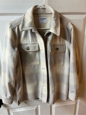 Old Navy Plaid Shacket Jacket in Cream and Light Gray